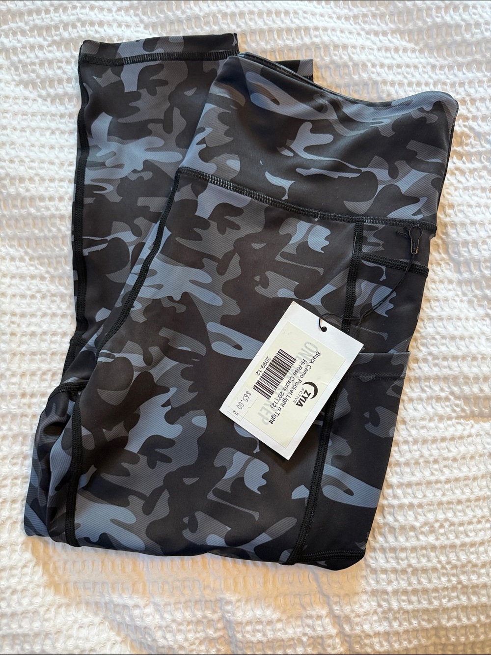 Black camo pocket light n tight hi rise capris - 20” size 12